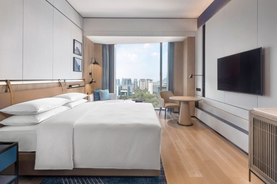 Premium Room, 1 King Bed | Premium bedding, down comforters, in-room safe, desk