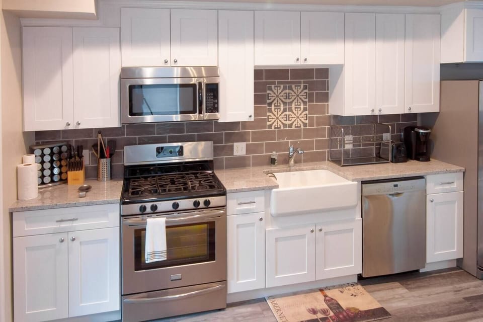 Cuisine never looked so good! Our kitchen features stunning granite countertops and a backsplash that will transport you straight to the Captiol. #granitegoals #dreamkitchen"