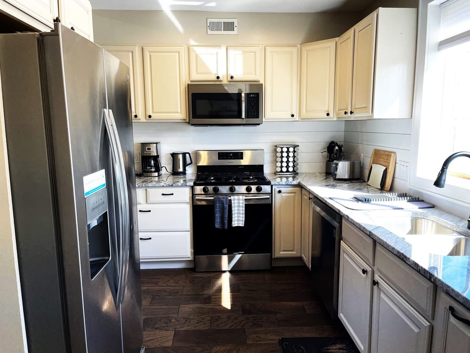 Cuisine never looked so good! Our kitchen features stunning granite countertops and a backsplash that will transport you straight to the Captiol. #granitegoals #dreamkitchen"