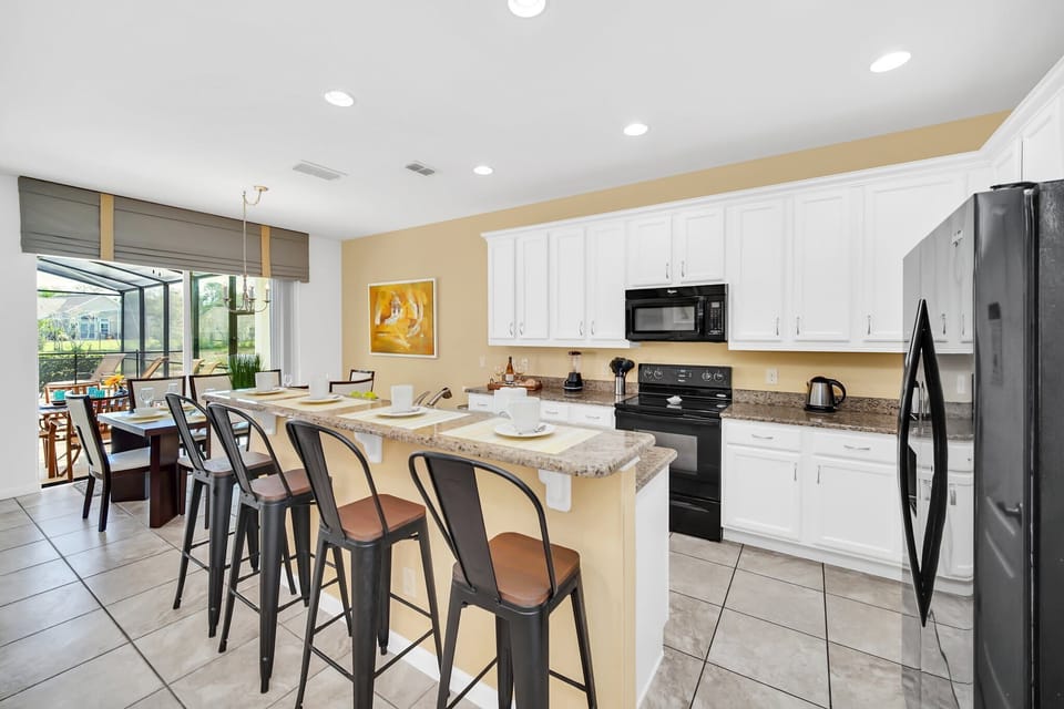 House (6 Bedrooms) | Private kitchen | Microwave, oven, stovetop, dishwasher