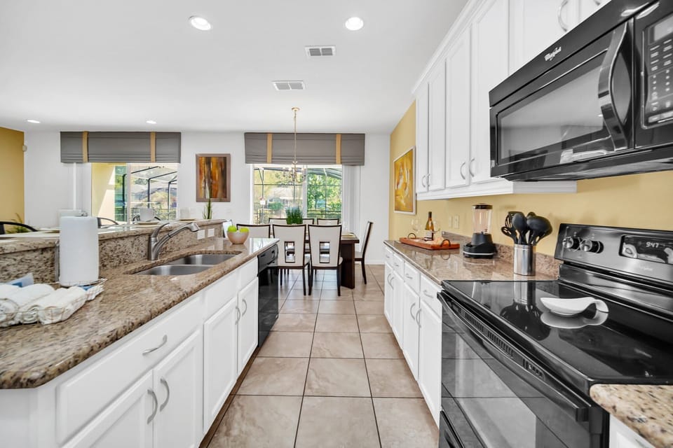 House (6 Bedrooms) | Private kitchen | Microwave, oven, stovetop, dishwasher
