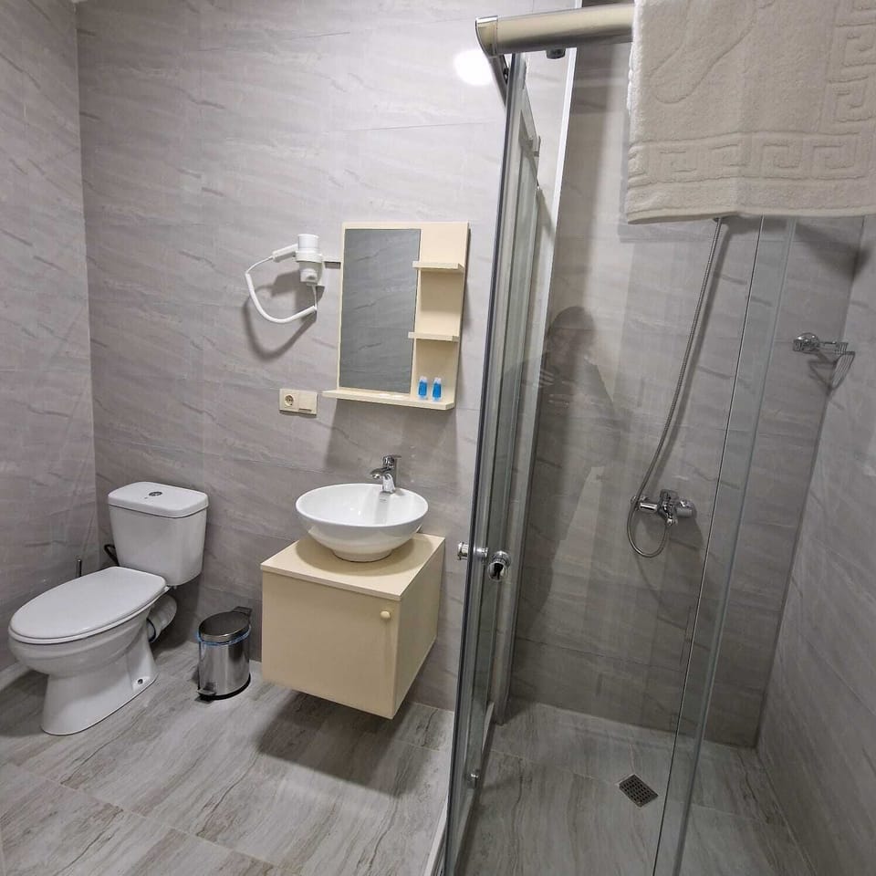 Standard Studio Suite | Bathroom | Shower, hair dryer, bathrobes, slippers