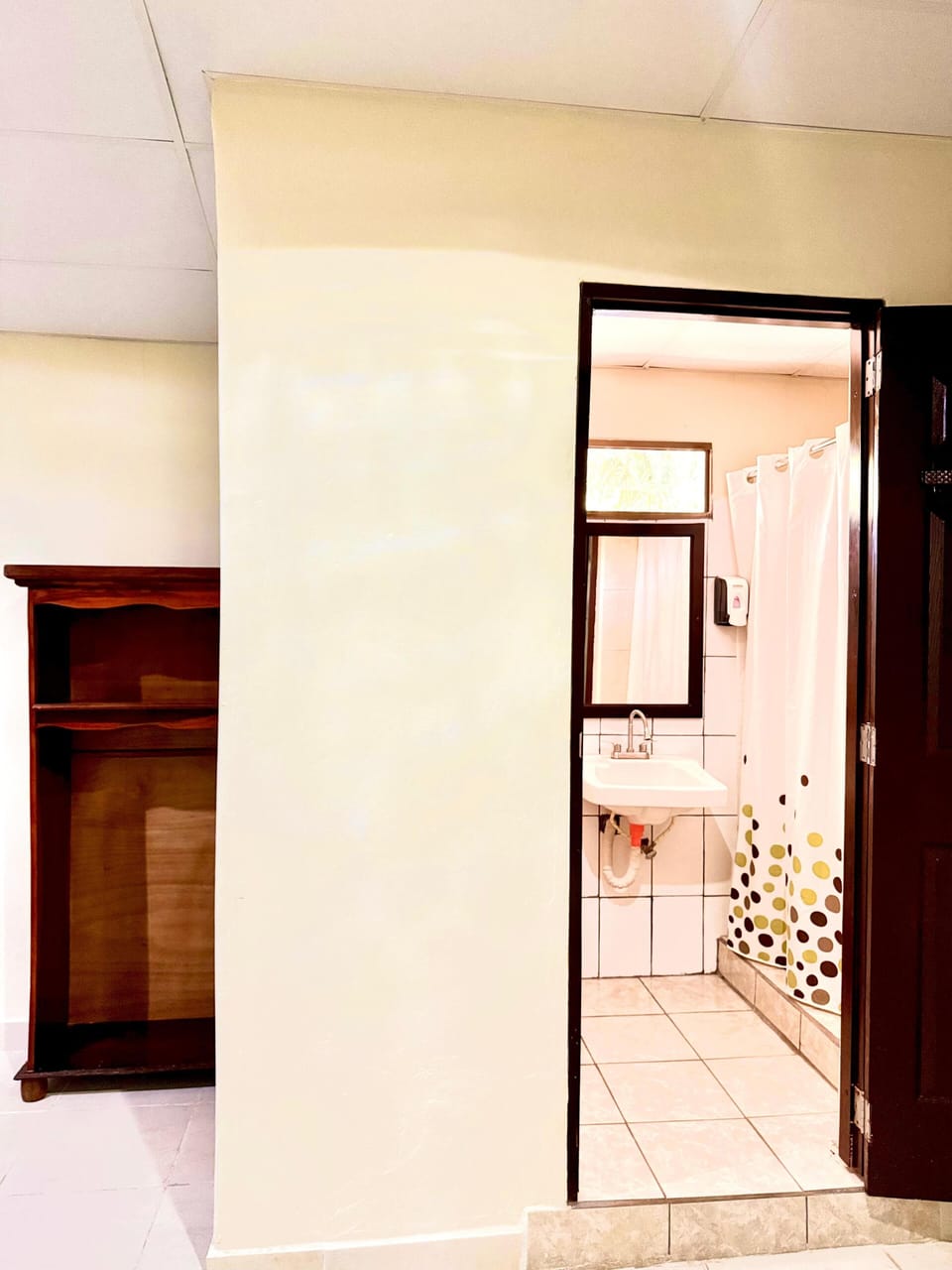 Superior Triple Room | Bathroom | Free toiletries