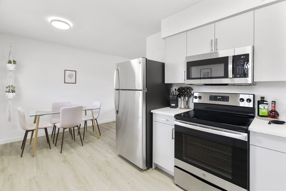 Full-size fridge, microwave, oven, dishwasher