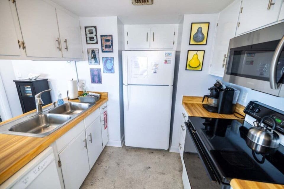 Fully furnished kitchen.