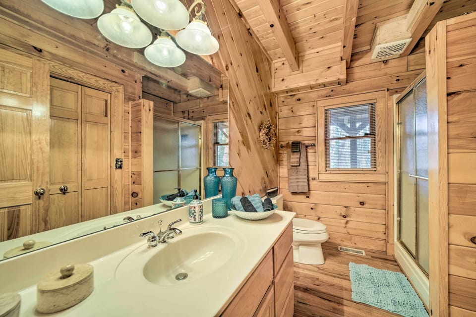 Walk to Golfing: Grand Maggie Valley Cabin! Cottage in Maggie Valley