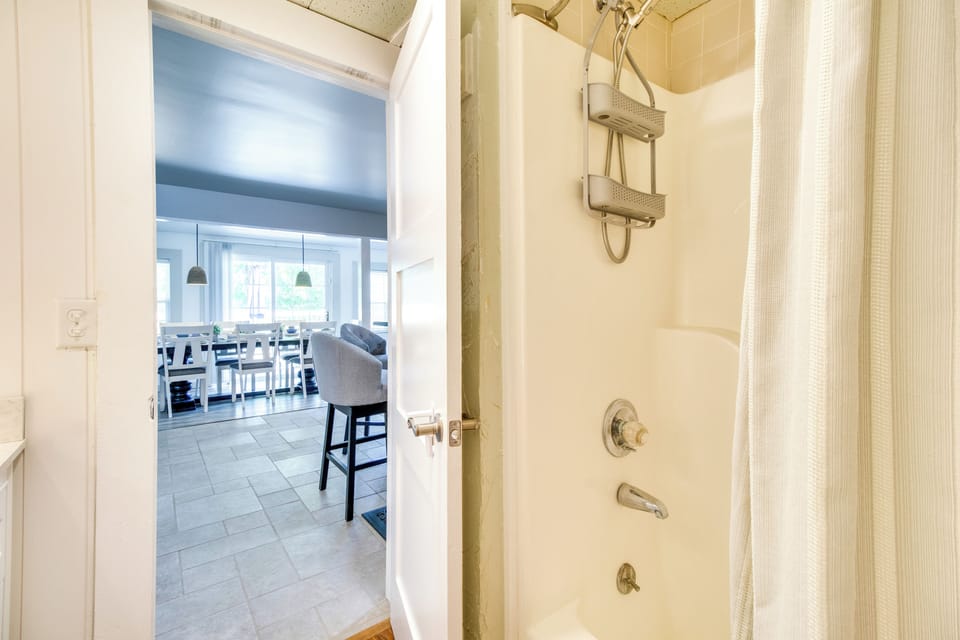Charming Mountain Home Retreat: Walk to Marina! Cottage in Norfork Lake