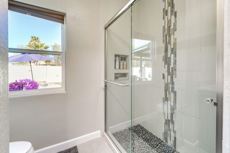 Pool, Putting Green & Games: Chandler Home! Cottage in Chandler