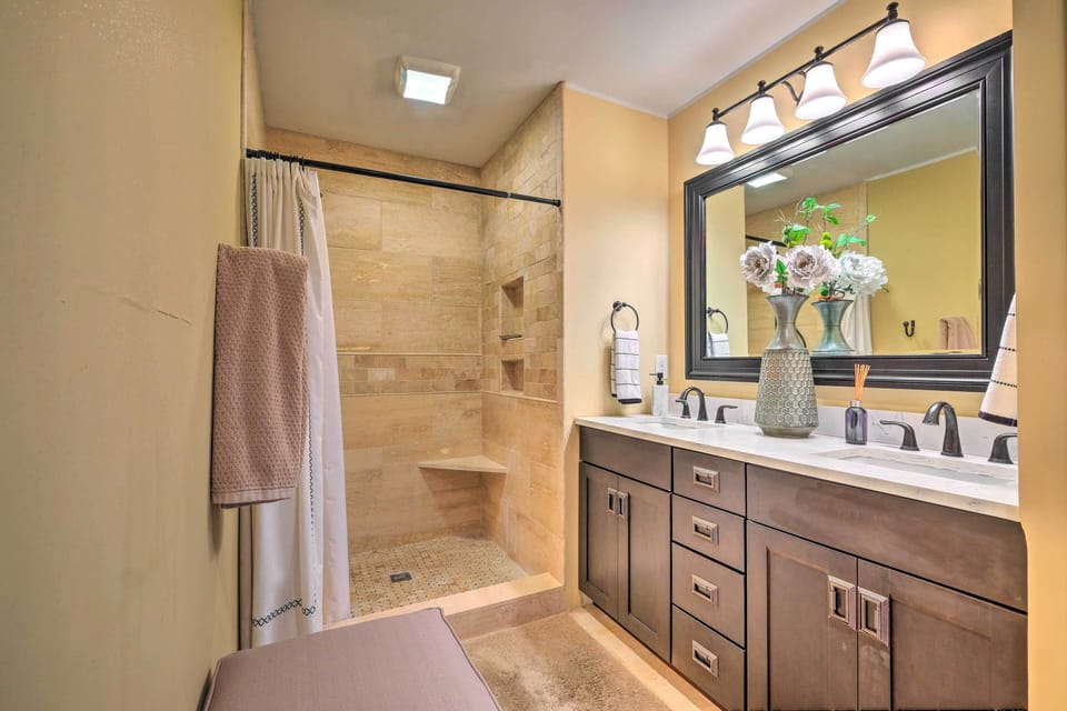 Luxe Lyndon Home < 11 Mi to Dtwn Louisville! Cottage in Jefferson County