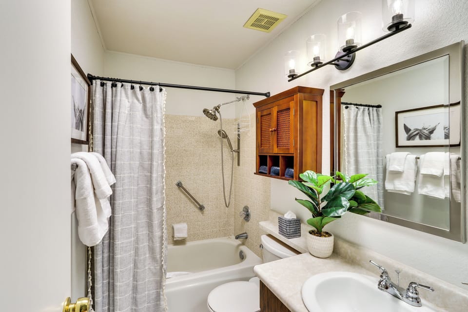 5 Mi to Ocotillo Golf Course: Chic Sun Lakes Home! Cottage in Sun Lakes