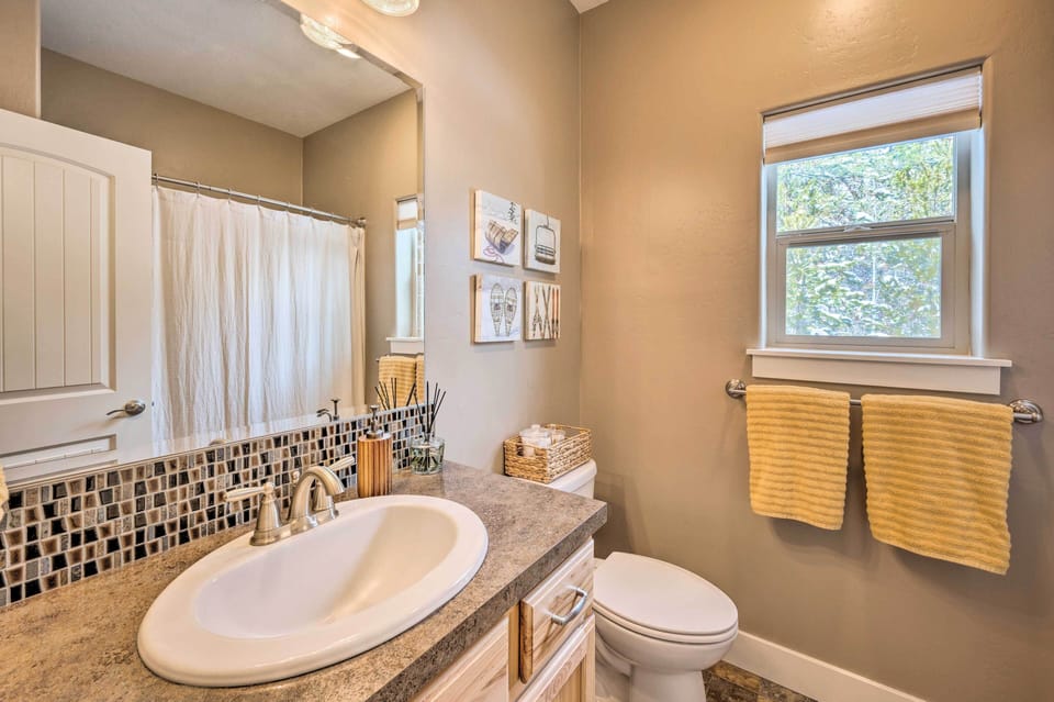 Donnelly Vacation Rental Near Lake Cascade! Cottage in Valley County