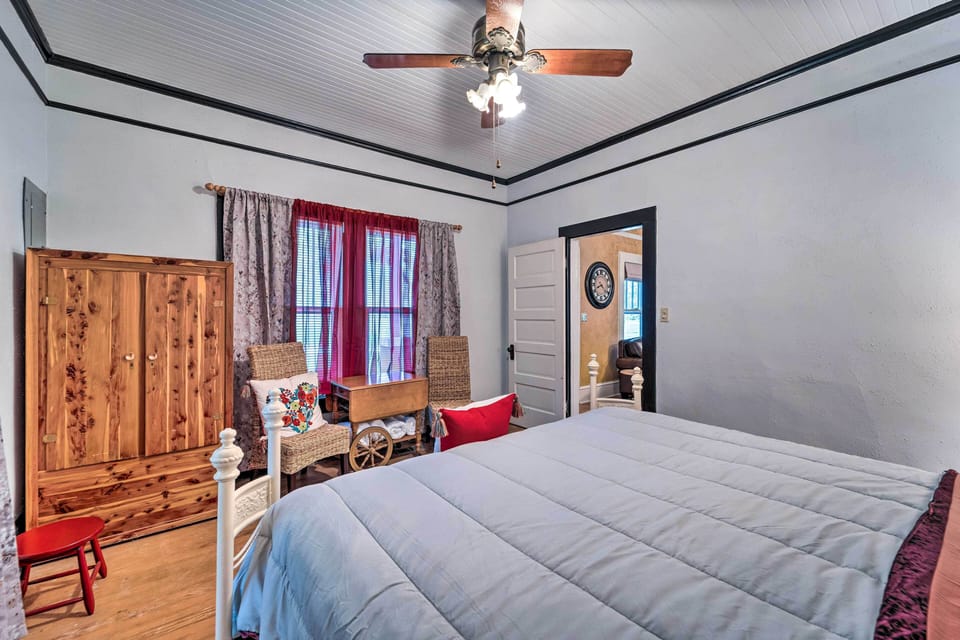 Burgaw House w/ Large Covered Porch & Swing! Cottage in North Carolina