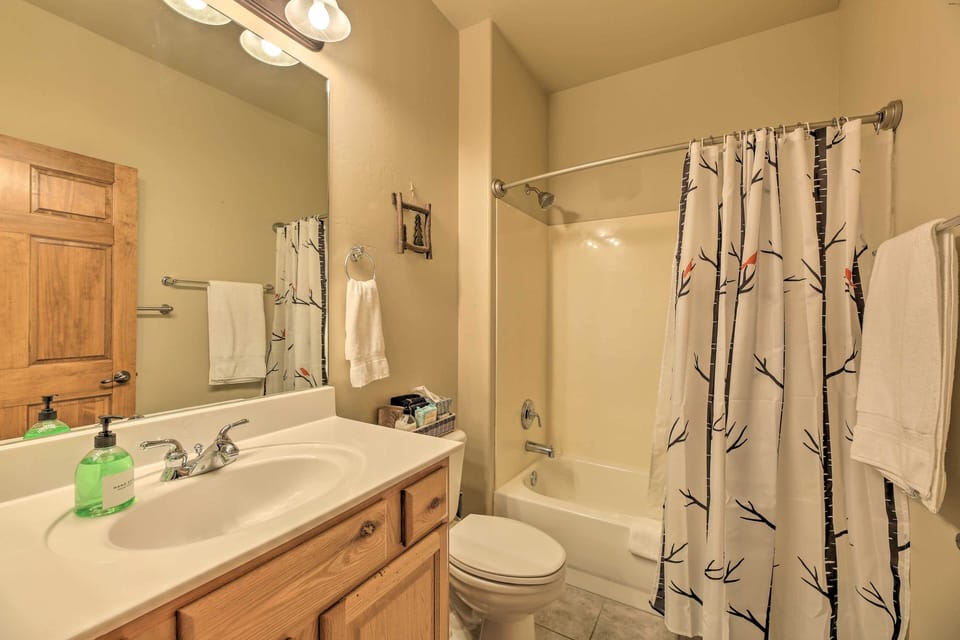 Near Lake & Trails: Show Low Condo w/ Grill! Apartment in Show Low