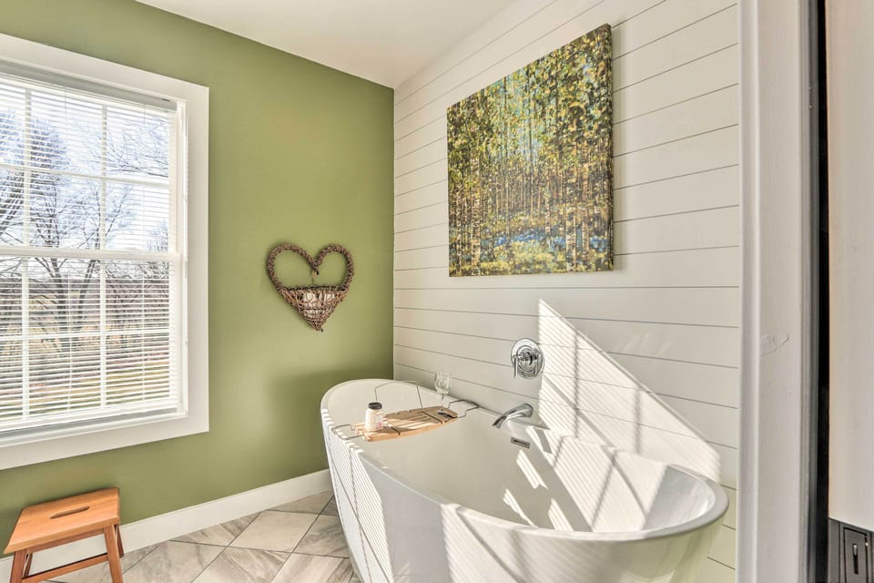 Morrisonville Manor w/ Fire Pit & Hot Tub! Cottage in Waterford