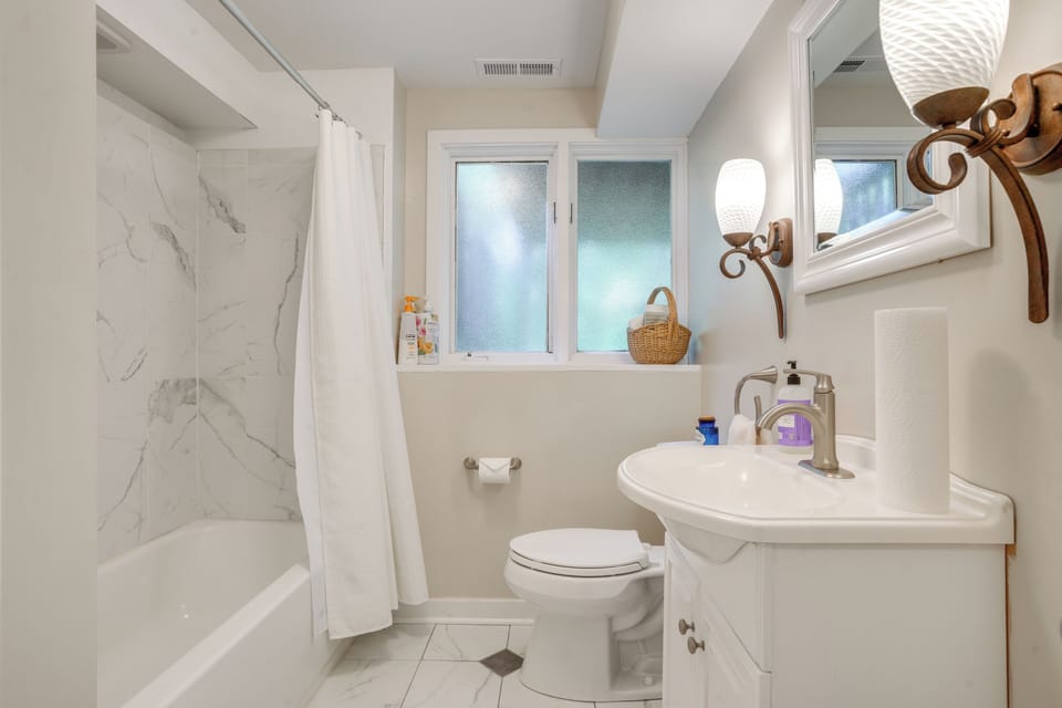 Mtn & Lake Views: Serene Wintergreen Resort Escape Cottage in Nellysford