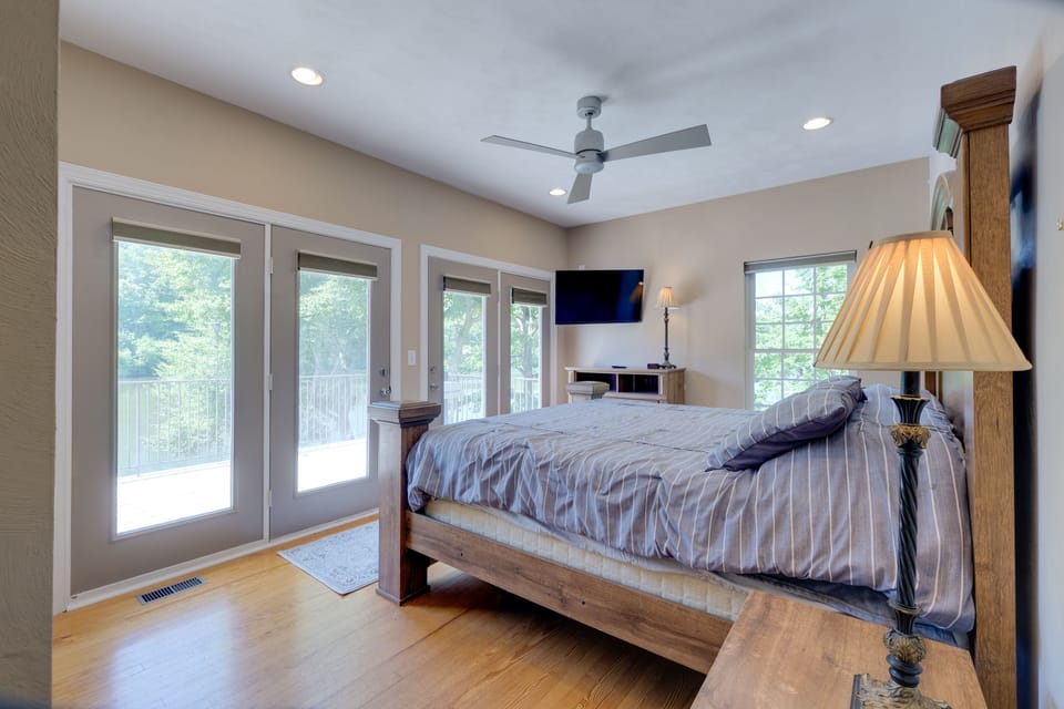 Waterfront Smith Mountain Lake Home w/ Boat Dock! Cottage in Smith Mountain Lake