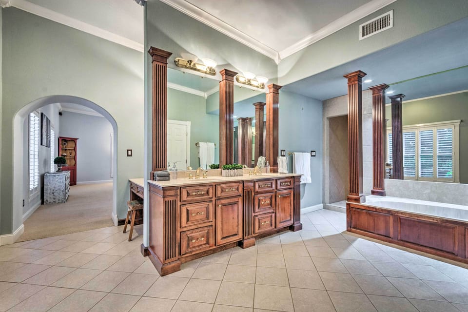 Dock, Hot Tub & Kayaks: Luxe Hot Springs Lakehouse Cottage in Rockwell