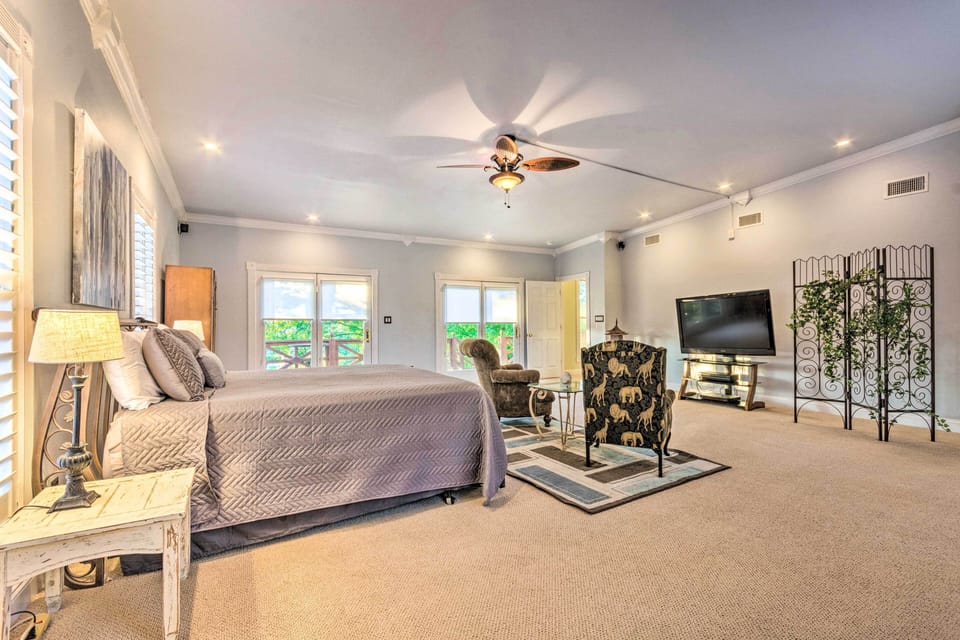 Dock, Hot Tub & Kayaks: Luxe Hot Springs Lakehouse Cottage in Rockwell