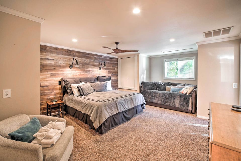 Stunning Kent Lake House w/ Private Dock! Cottage in King County