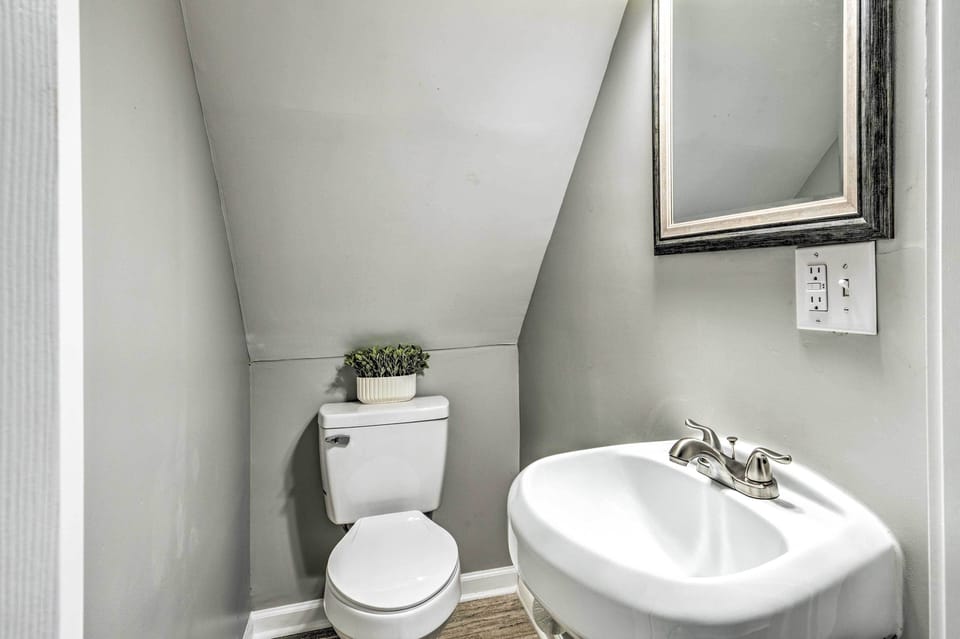 Pet-friendly Indianapolis Townhome w/ Yard! Apartment in Indianapolis