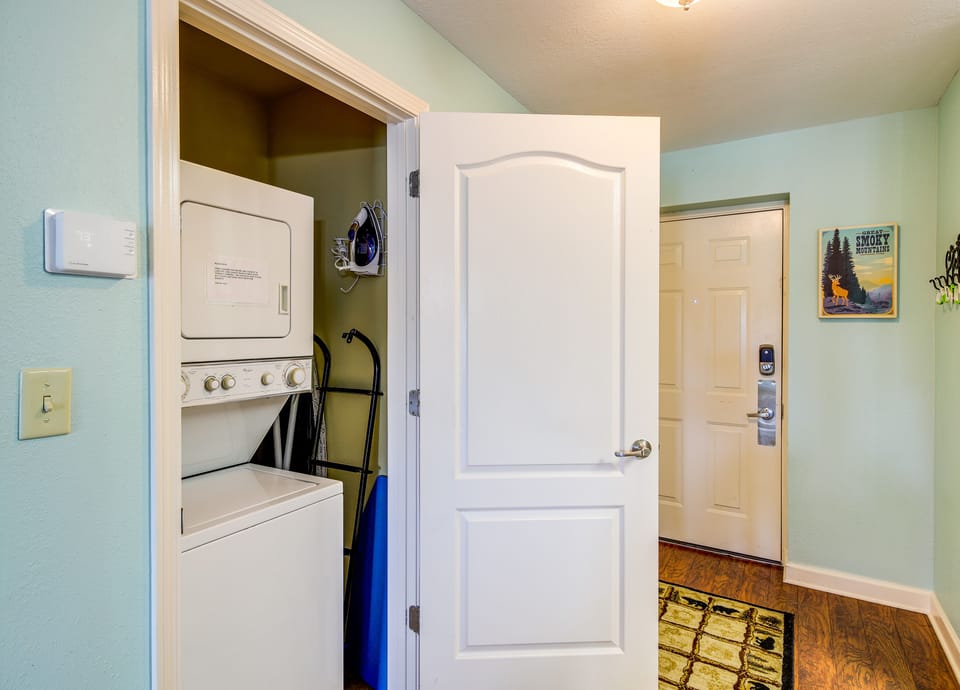 Steps to Parkway! Pigeon Forge Condo + Pool Access Apartment in Pigeon Forge