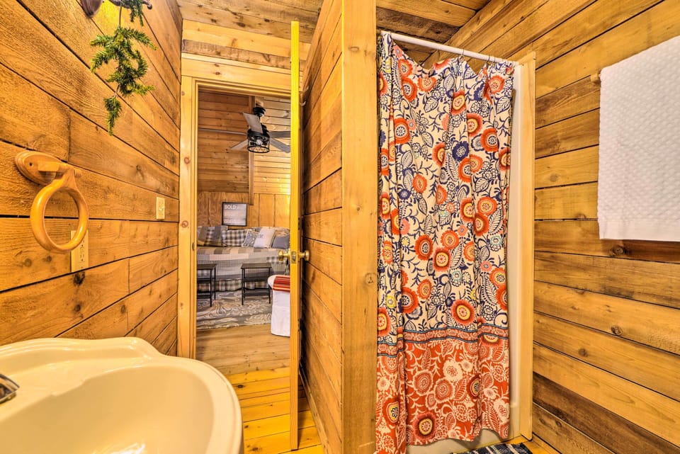 Quiet Cabin Retreat on 30 Acres Near Kentucky Lake Cottage in Lake Barkley