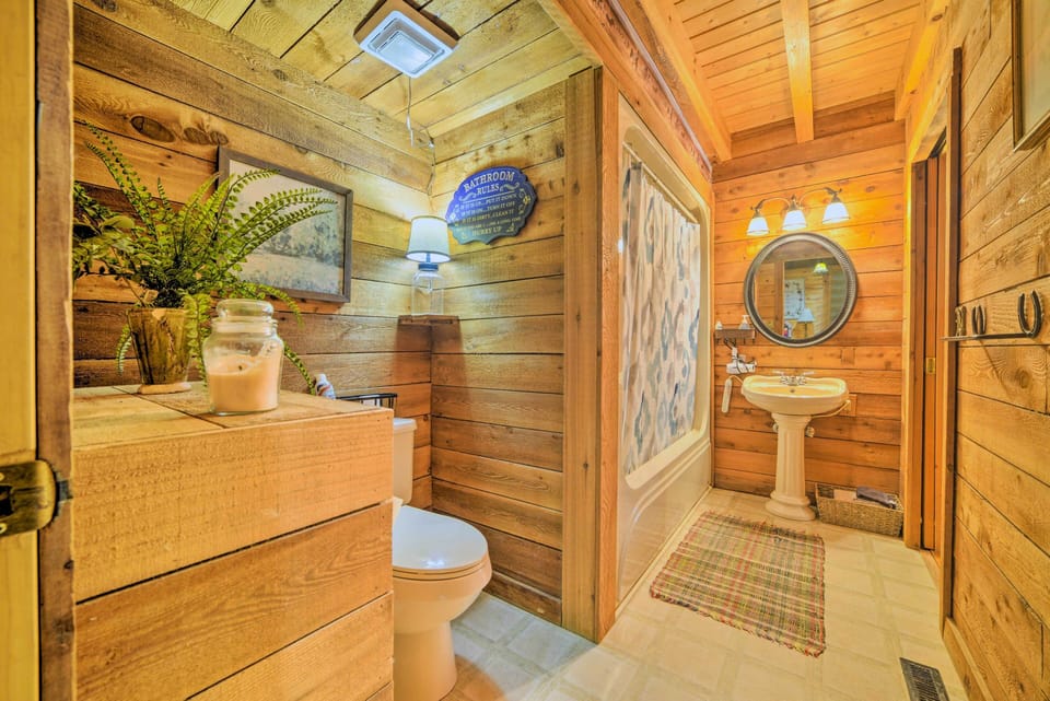 Quiet Cabin Retreat on 30 Acres Near Kentucky Lake Cottage in Lake Barkley