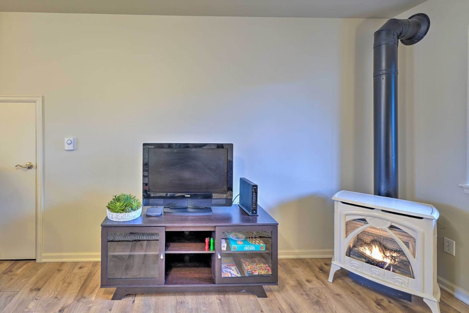 Anacortes Cottage w/ Fireplace, Walk to Town & Bay Apartment in Anacortes