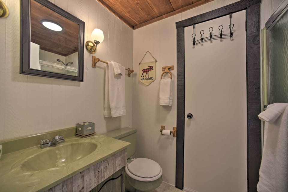 Cozy A-frame Cabin w/ Pool Table: 8 Mi to Mt Snow! Cottage in Wilmington
