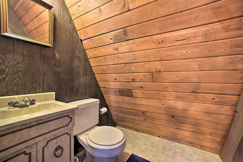 Cozy A-frame Cabin w/ Pool Table: 8 Mi to Mt Snow! Cottage in Wilmington