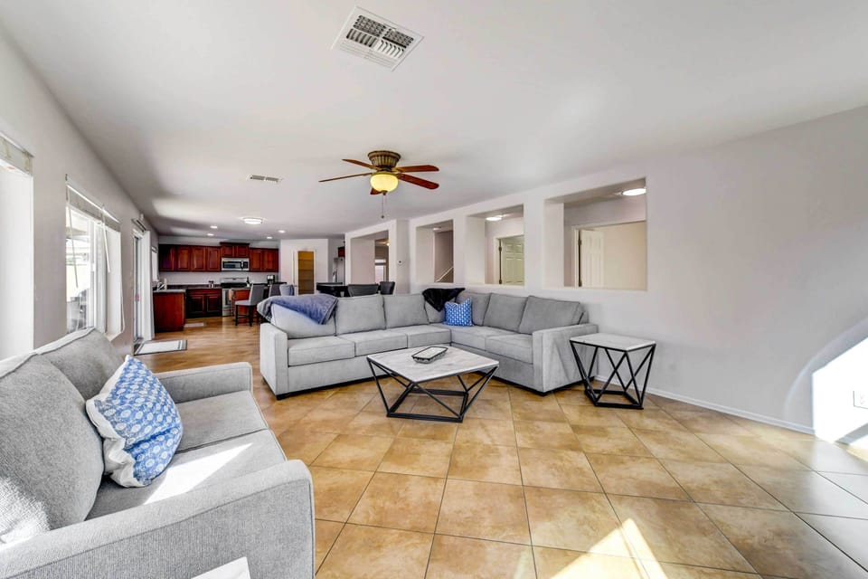 House (6 Bedrooms) | Interior