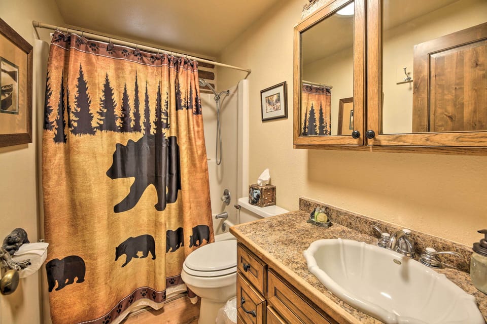 Family & Dog Friendly: Rustic Lakeside Cabin Cottage in Pinetop-Lakeside