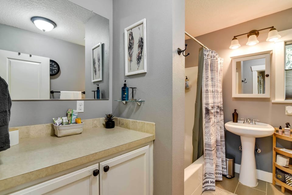 Charming Portland Home, Walk to Light Rail! Cottage in Milwaukie