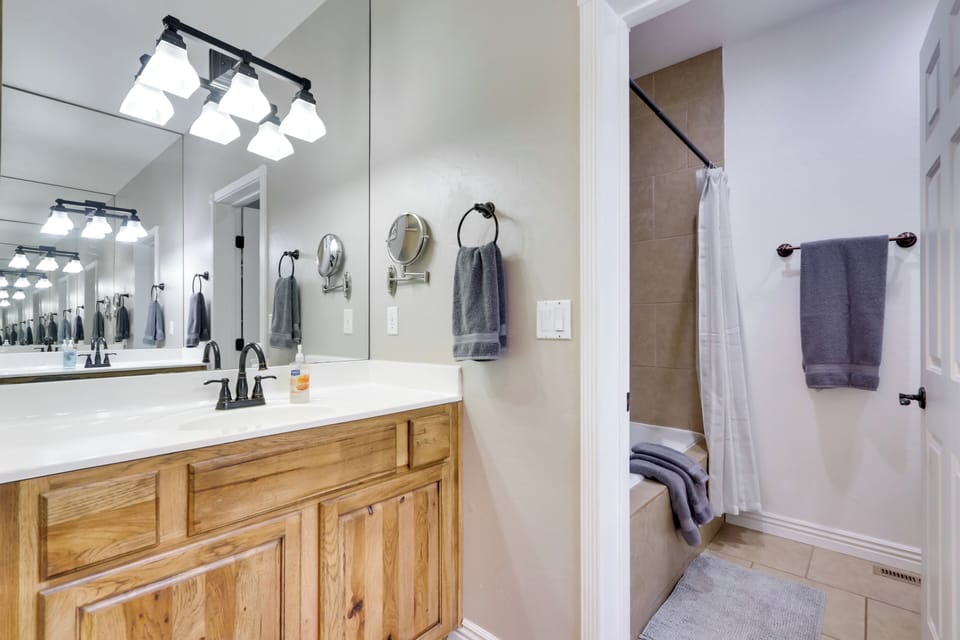 Modern Show Low Home w/ BBQ & Fire Pit! Cottage in Show Low