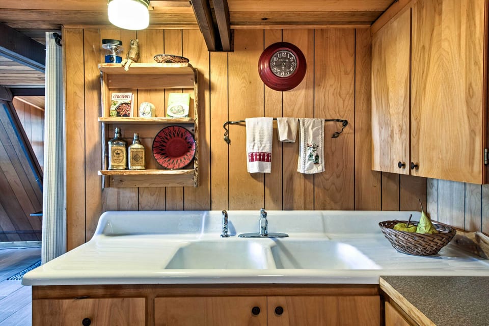 Serene Washington Escape w/ Deck & Mountain Views! Cottage in Washington