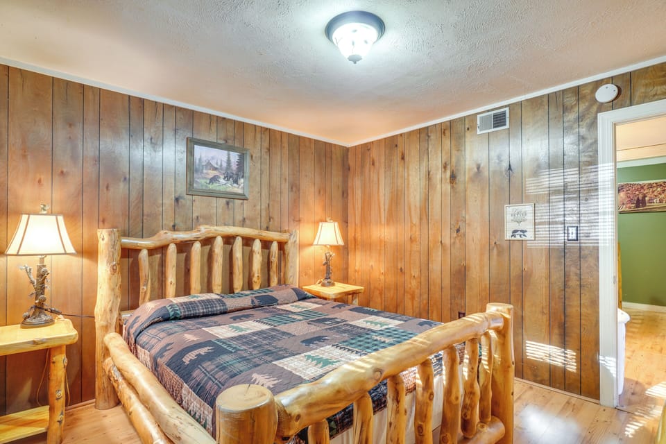 Hot Tub & Mountain Views at Gatlinburg Cabin! Cottage in Gatlinburg
