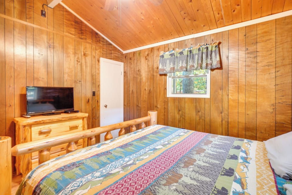Hot Tub & Mountain Views at Gatlinburg Cabin! Cottage in Gatlinburg