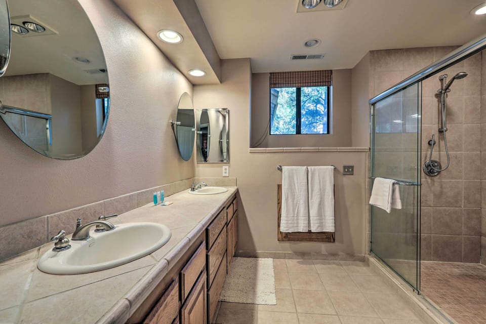 Upscale Flagstaff Country Club Home w/ Mtn Views! Cottage in Flagstaff