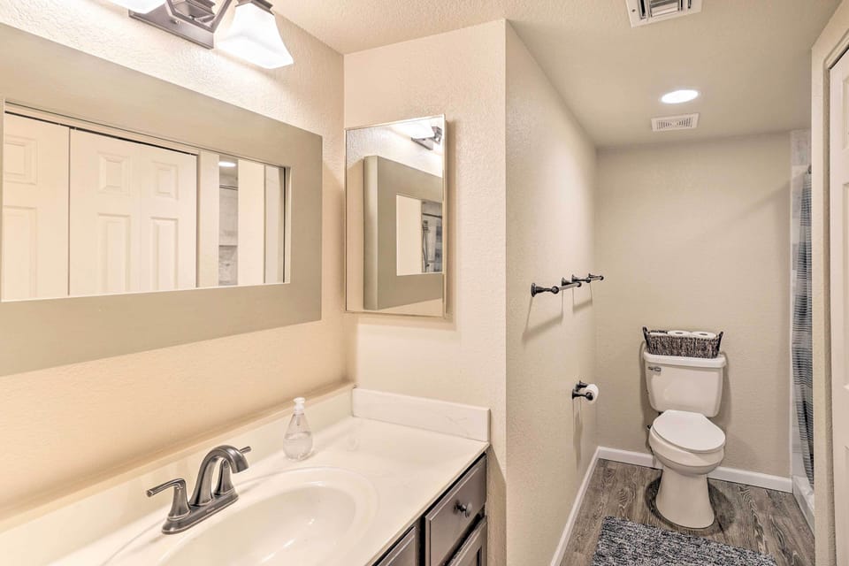 5 Mi to London Bridge: Stunning Escape w/ Hot Tub Cottage in Lake Havasu City