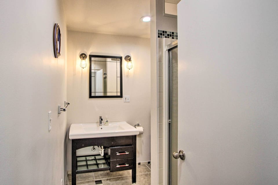 Convenient Burien Getaway: 12 Mi to Dtwn Sea! Cottage in Burien