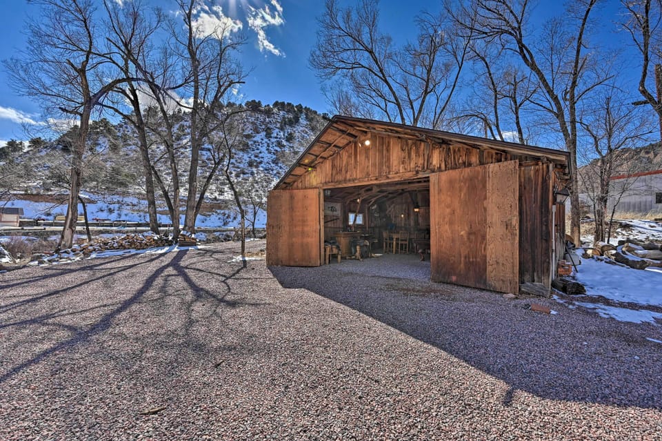 Cotopaxi Escape w/ Game Room on Arkansas River! Cottage in Colorado
