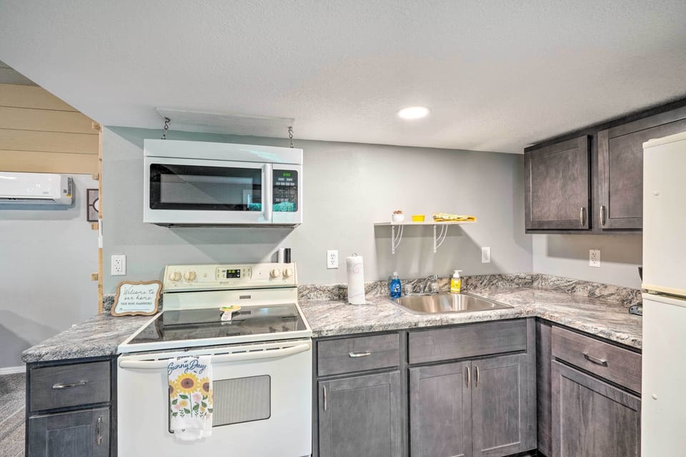 House (1 Bedroom) | Private kitchen | Microwave, oven, stovetop, cookware/dishes/utensils