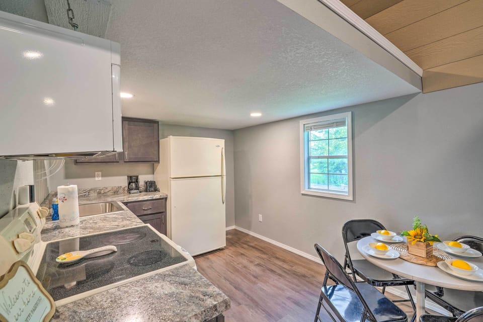 House (1 Bedroom) | Private kitchen | Microwave, oven, stovetop, cookware/dishes/utensils