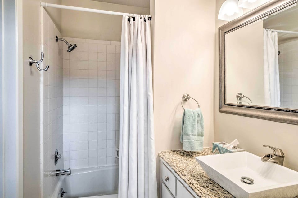 Horseshoe Bay Townhome w/ Patio & Outdoor Pool! Apartment in Horseshoe Bay