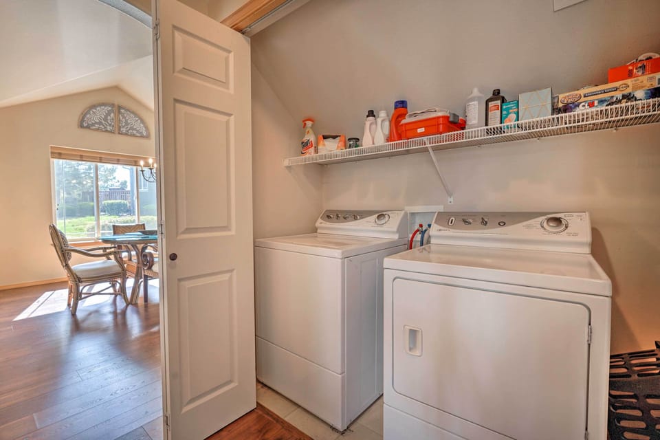 Redmond Resort Townhome w/ Private Hot Tub Apartment in Oregon