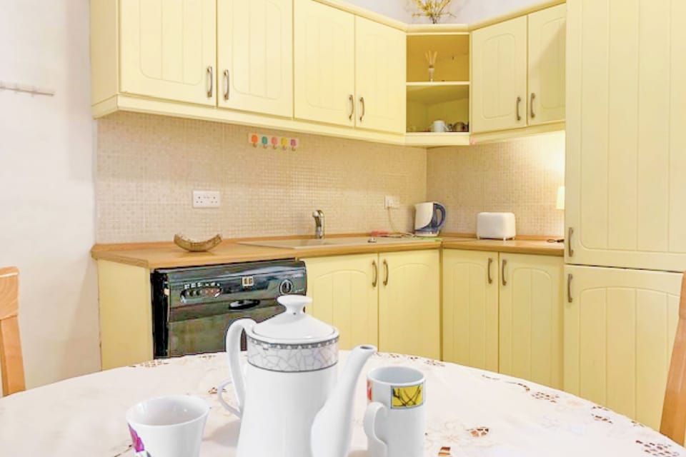 Family Townhome, 3 Bedrooms, 2 Bathrooms (Bougainvillea Breeze & Marina View) | Private kitchen