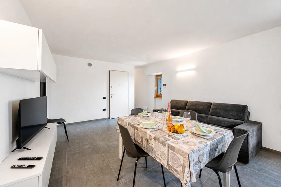 Family Apartment, 3 Bedrooms, Microwave (Appartamento Borgo Pastoedo near Lake) | Dining