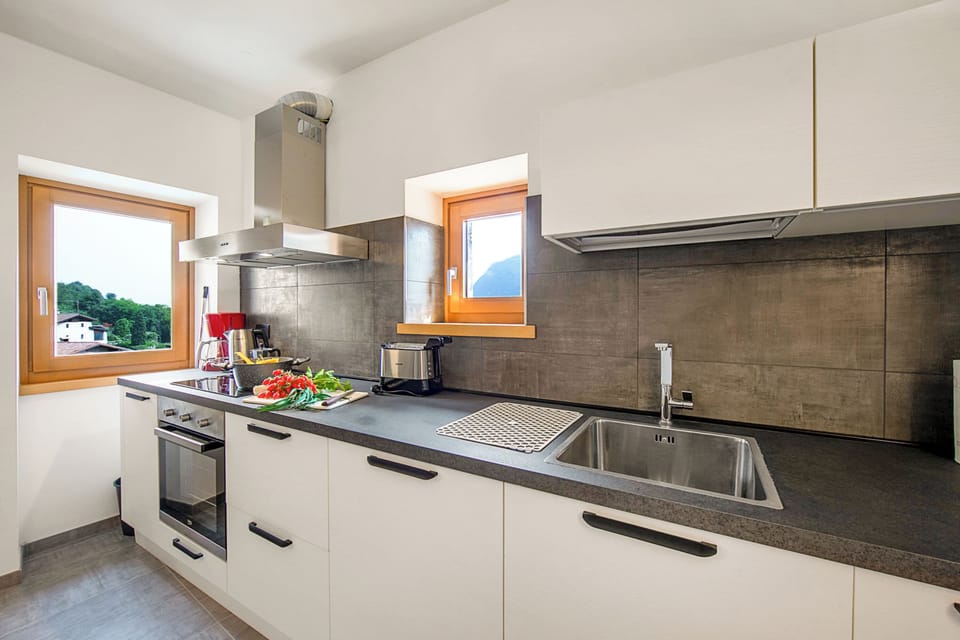 Family Apartment, Multiple Bedrooms (Appartamento Borgo Pastoedo) | Private kitchen | Fridge, microwave, oven, stovetop