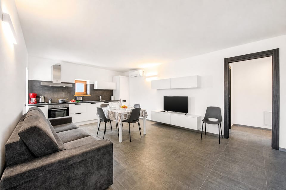 Family Apartment, 3 Bedrooms, Microwave (Appartamento Borgo Pastoedo near Lake) | Living area | TV