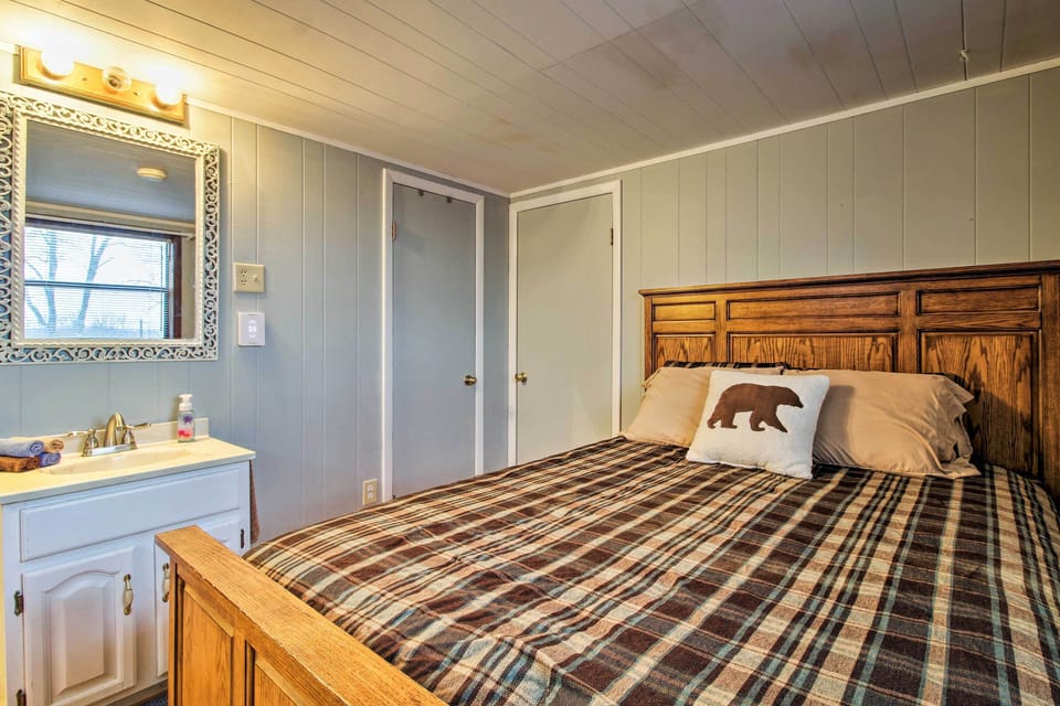 Rustic Stockton Lake Cabin Half-mile to Lake! Cottage in Missouri